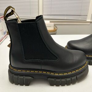 Dr. Martens Audrick Chelsea Boots – Black Smooth Leather Size 6